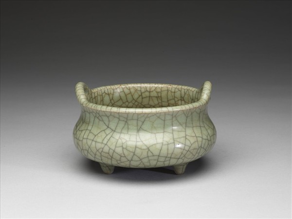 青瓷雙耳三足爐