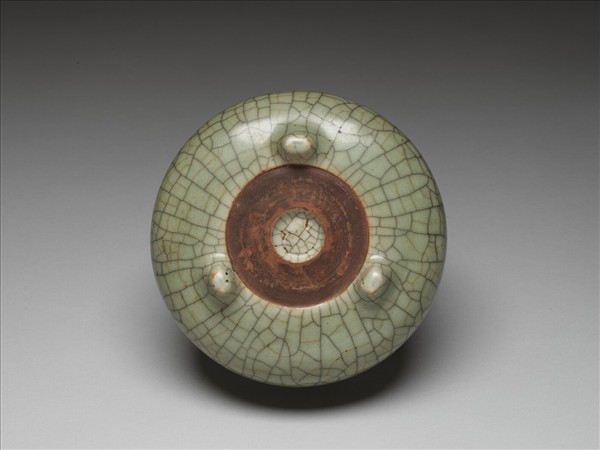 青瓷雙耳三足爐