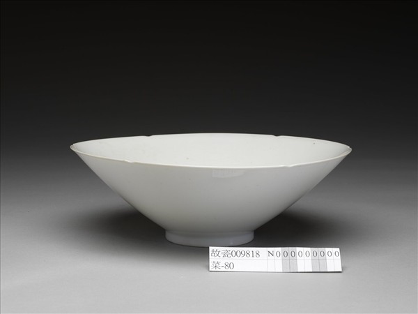 甜白釉劃花龍鳳紋葵瓣口碗