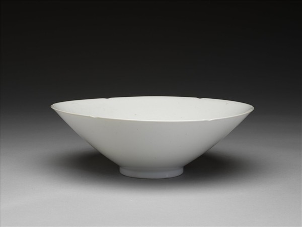 甜白釉劃花龍鳳紋葵瓣口碗