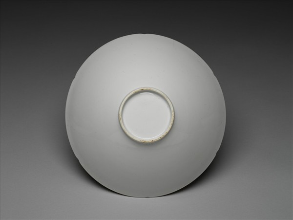 甜白釉劃花龍鳳紋葵瓣口碗