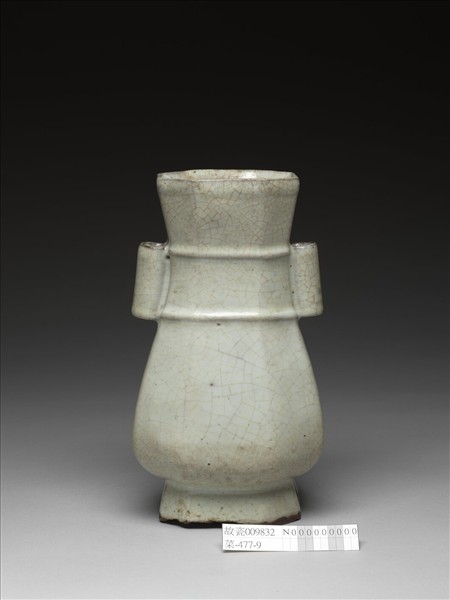 月白釉貫耳八方壺