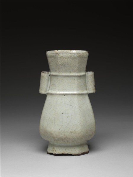 月白釉貫耳八方壺