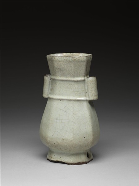 月白釉貫耳八方壺