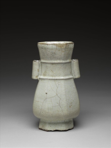 月白釉貫耳八方壺