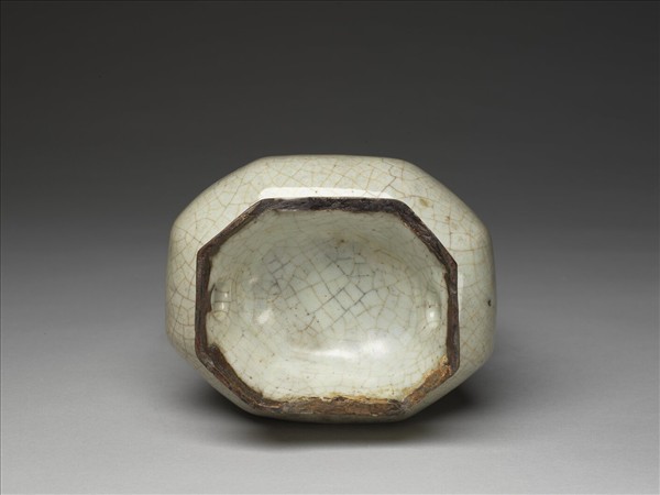 月白釉貫耳八方壺