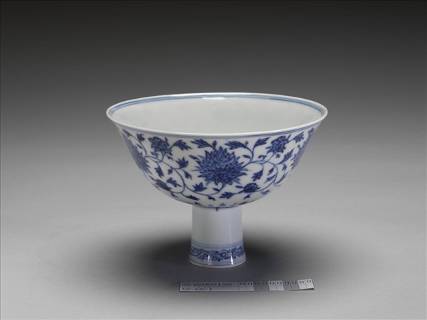青花花卉紋高足碗