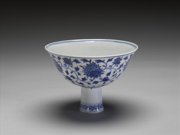 青花花卉紋高足碗