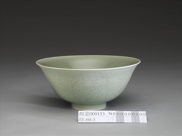 青瓷劃花花卉紋碗