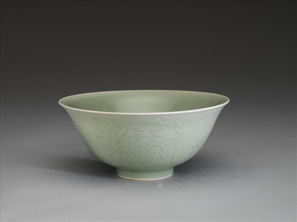 青瓷劃花花卉紋碗