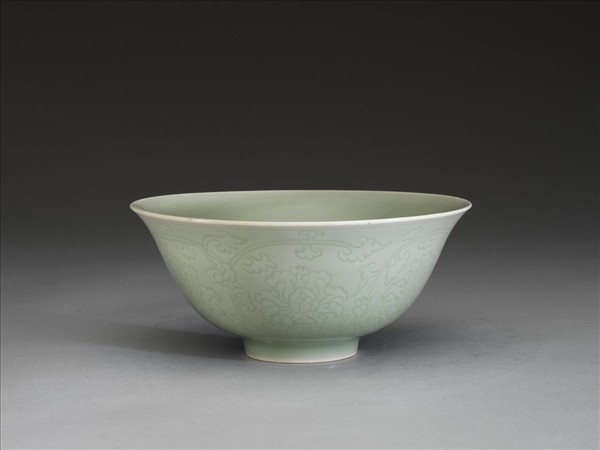 青瓷劃花花卉紋碗
