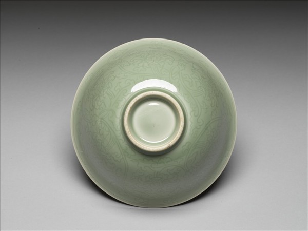 青瓷劃花花卉紋碗