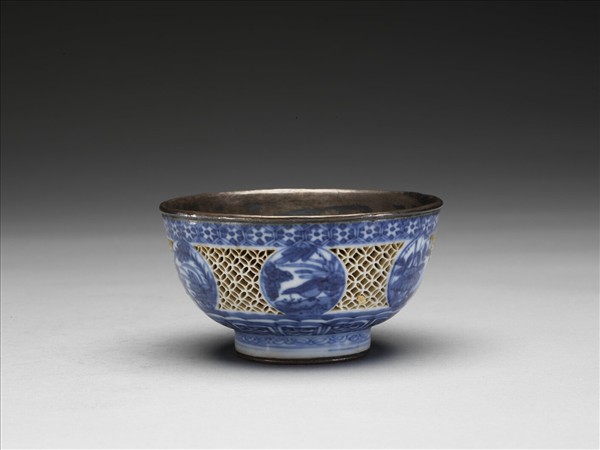 青花鏤空開光花鳥紋碗