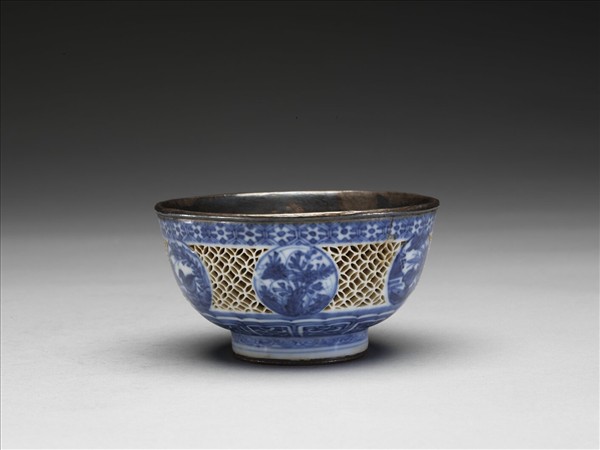 青花鏤空開光花鳥紋碗