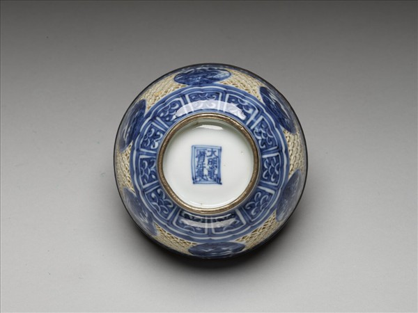 青花鏤空開光花鳥紋碗