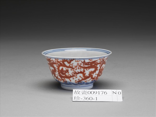 青花紅彩龍紋杯