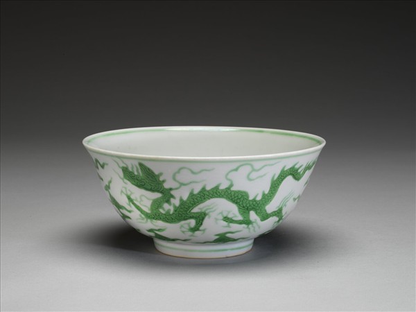 白釉綠彩雲龍紋碗