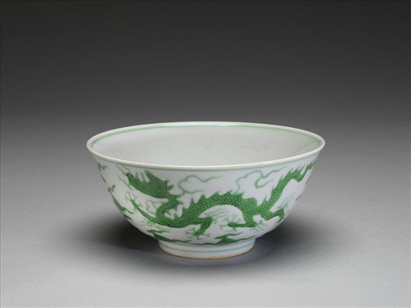 白釉綠彩雲龍紋碗