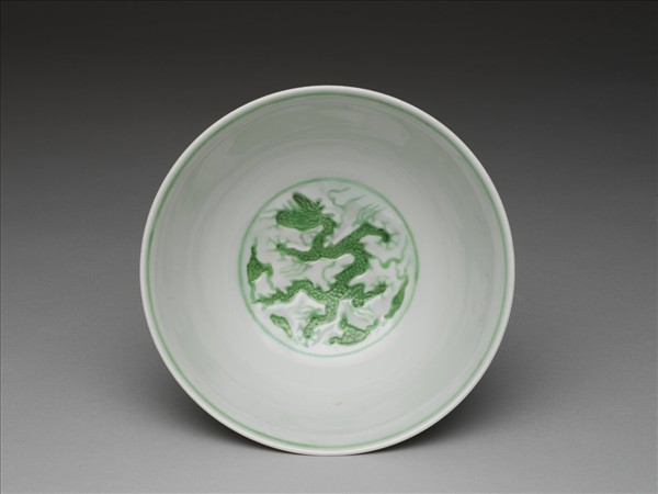 白釉綠彩雲龍紋碗