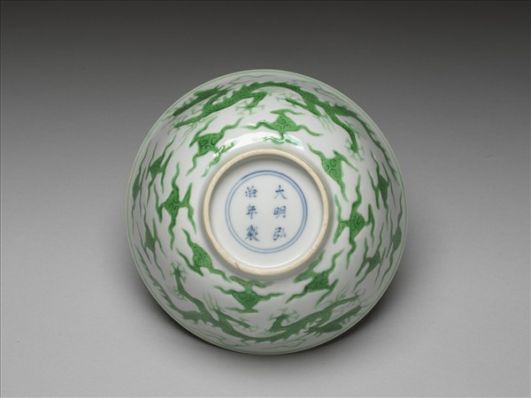 白釉綠彩雲龍紋碗