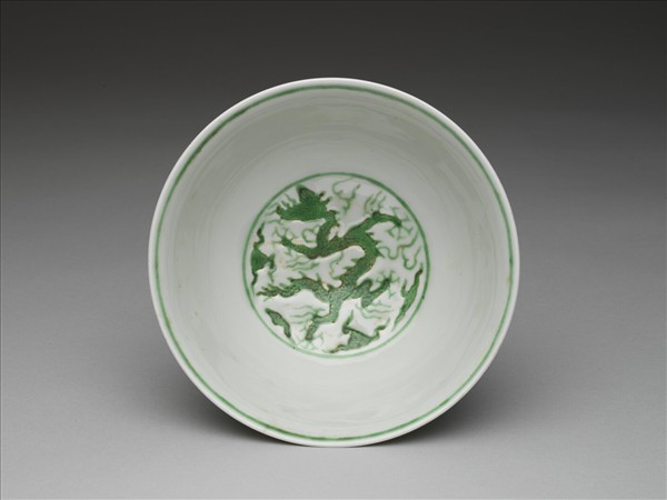 白釉綠彩雲龍紋碗