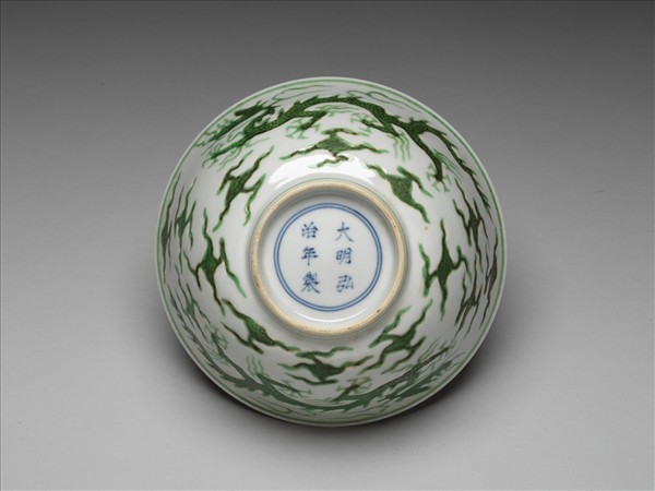白釉綠彩雲龍紋碗