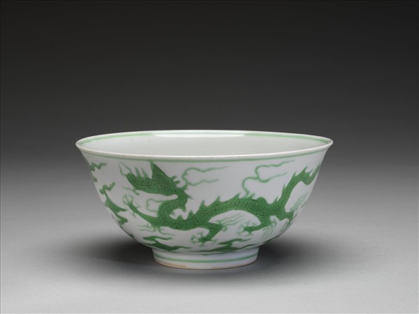 白釉綠彩雲龍紋碗