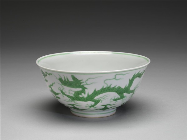 白釉綠彩雲龍紋碗