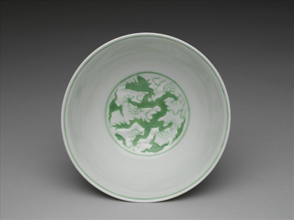 白釉綠彩雲龍紋碗
