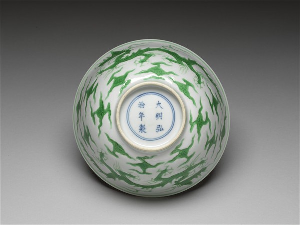 白釉綠彩雲龍紋碗