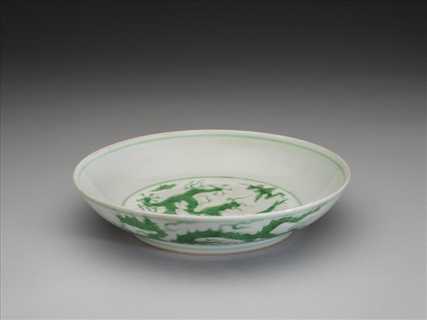 白瓷綠彩龍紋盤