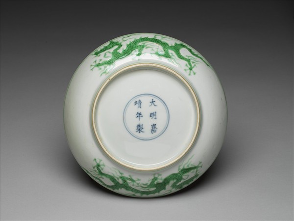 白瓷綠彩龍紋盤