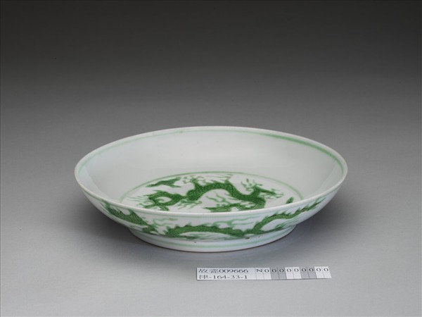 白瓷綠彩龍紋盤