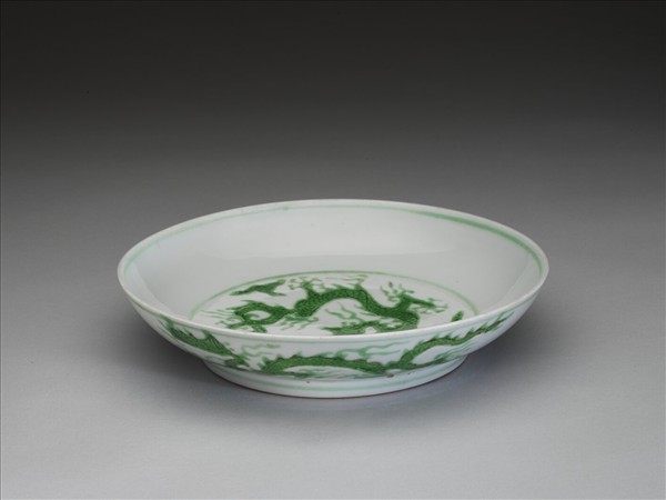 白瓷綠彩龍紋盤