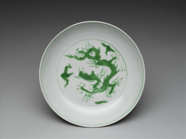 白瓷綠彩龍紋盤