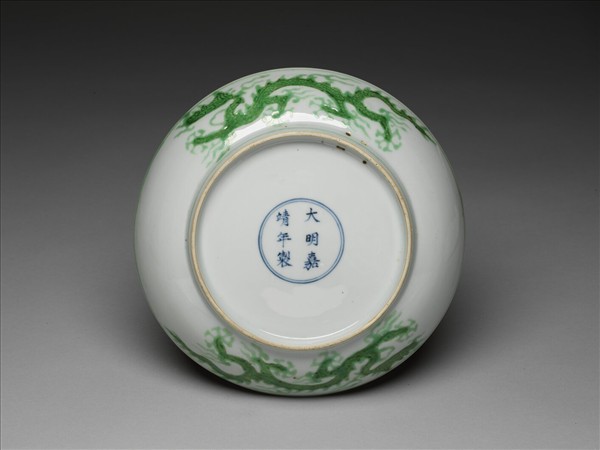 白瓷綠彩龍紋盤