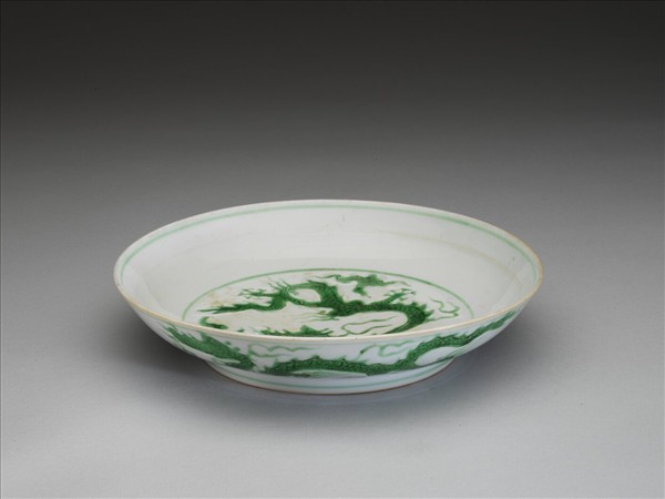 白瓷綠彩龍紋盤