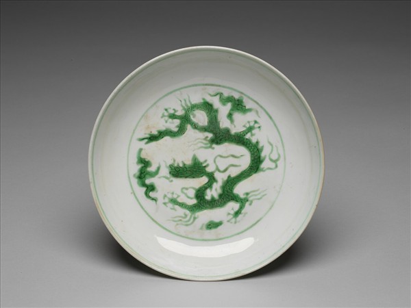 白瓷綠彩龍紋盤