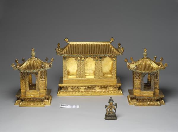 鍍金漢式亭閣式龕-內供銀泥金度母像