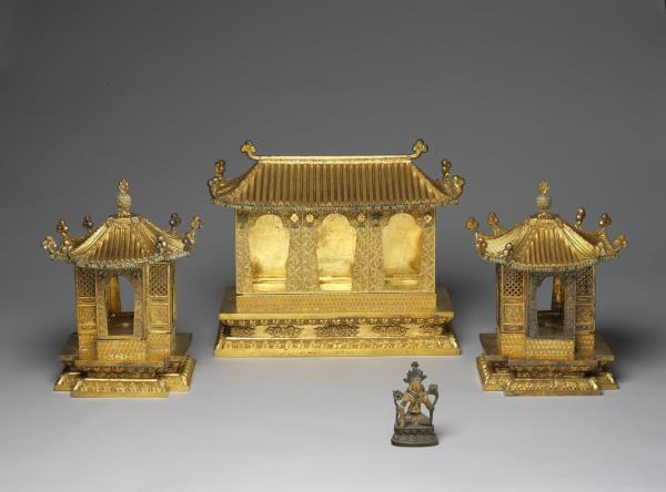 鍍金漢式亭閣式龕-內供銀泥金度母像