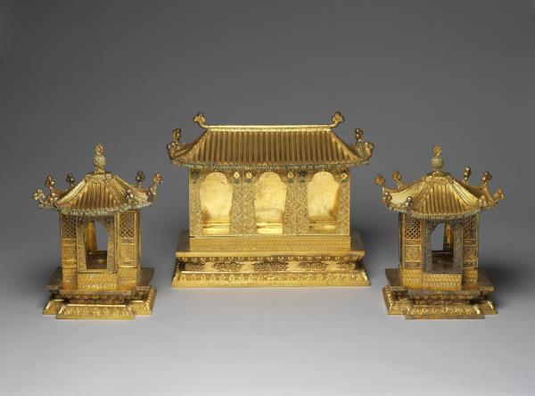 鍍金漢式亭閣式龕-內供銀泥金度母像