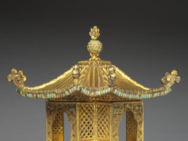 鍍金漢式亭閣式龕-內供銀泥金度母像