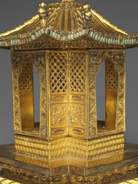 鍍金漢式亭閣式龕-內供銀泥金度母像