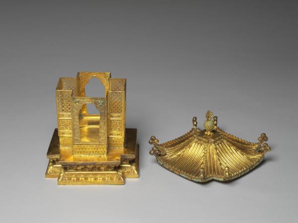 鍍金漢式亭閣式龕-內供銀泥金度母像