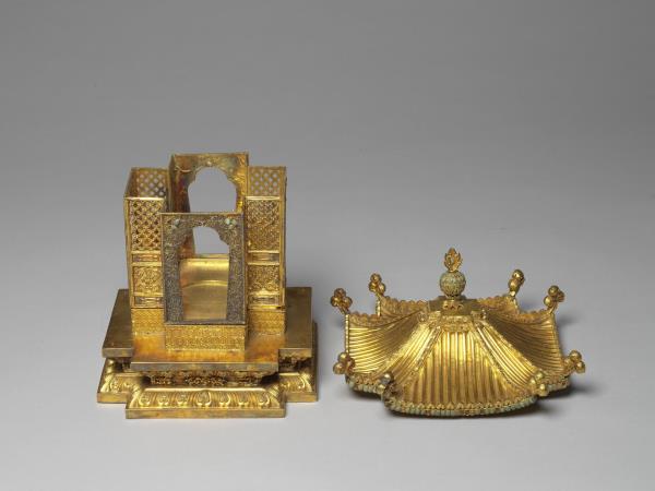 鍍金漢式亭閣式龕-內供銀泥金度母像