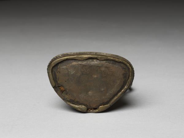 鍍金漢式亭閣式龕-內供銀泥金度母像