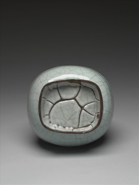 仿官釉青瓷貫耳瓶