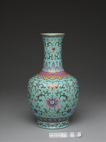 粉彩湖綠地花卉紋瓶