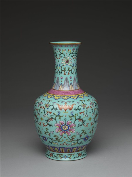 粉彩湖綠地花卉紋瓶