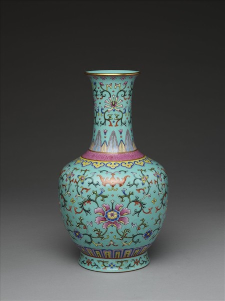 粉彩湖綠地花卉紋瓶